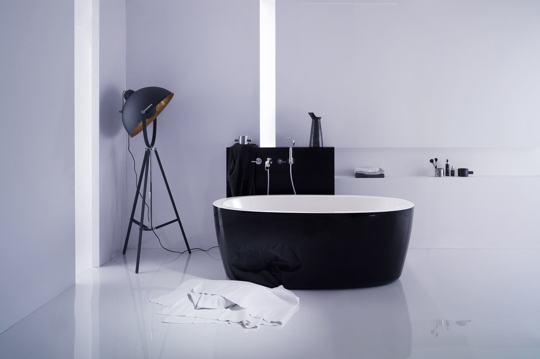 black_and_white_tubs